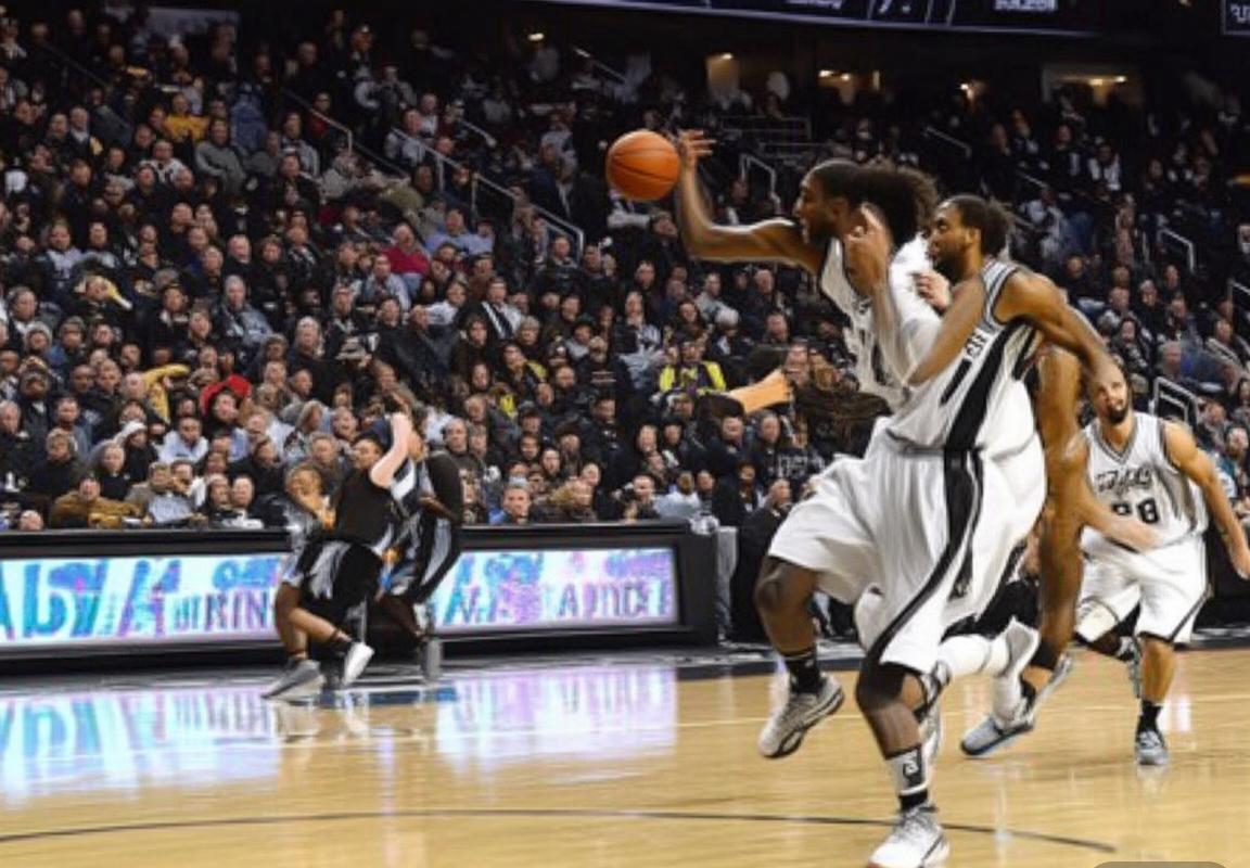 圣安东尼奥马刺队NBA常规赛收获团队胜利，巴恩斯与福克斯合砍60分助球队稳固西部前四